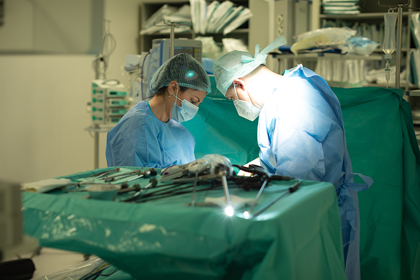 Chist ovarian gigantic, operat laparoscopic la Spitalul Regina Maria